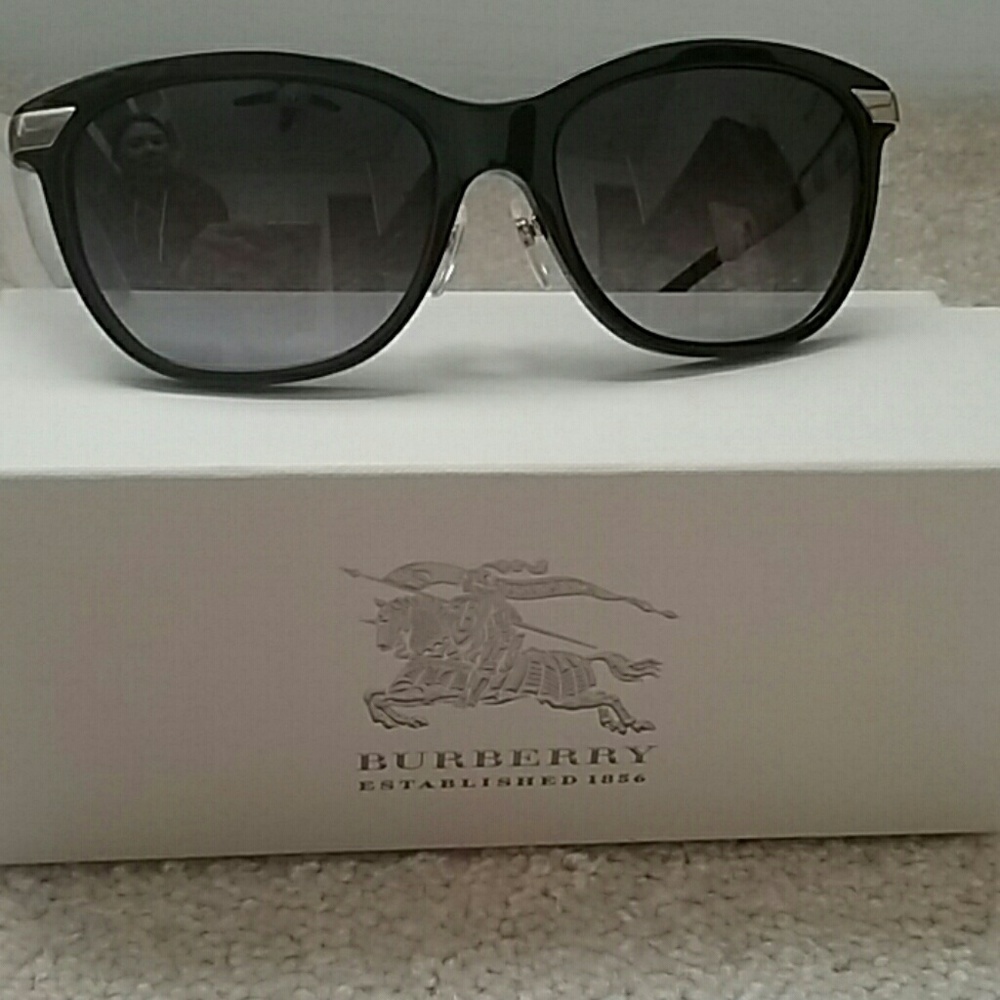 NWT Burberry sunglasses